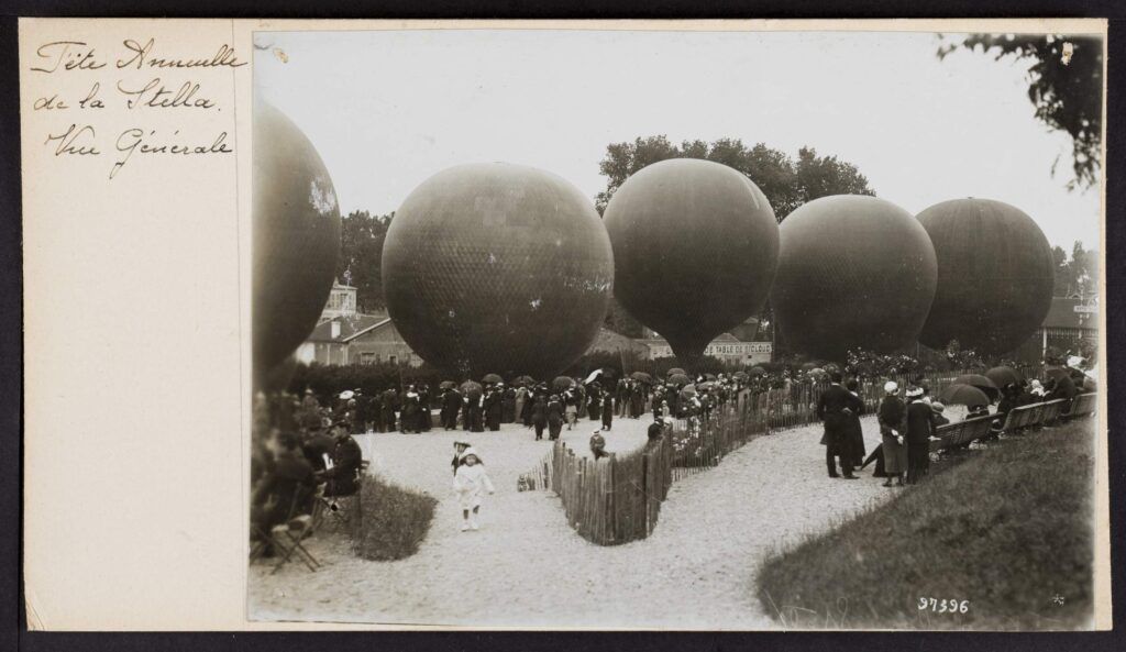 Black and white photograph of several balloons at an event in the ground of the Aéro Club.